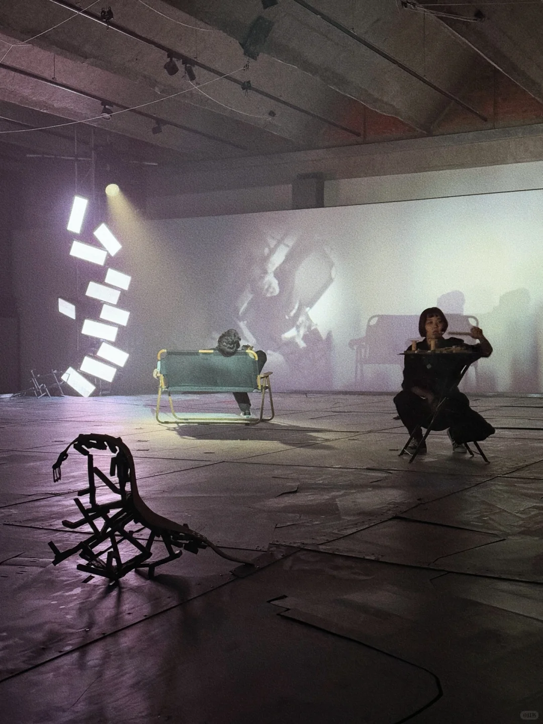 ?798新展「我借用了过去的乐观」温柔又暴力