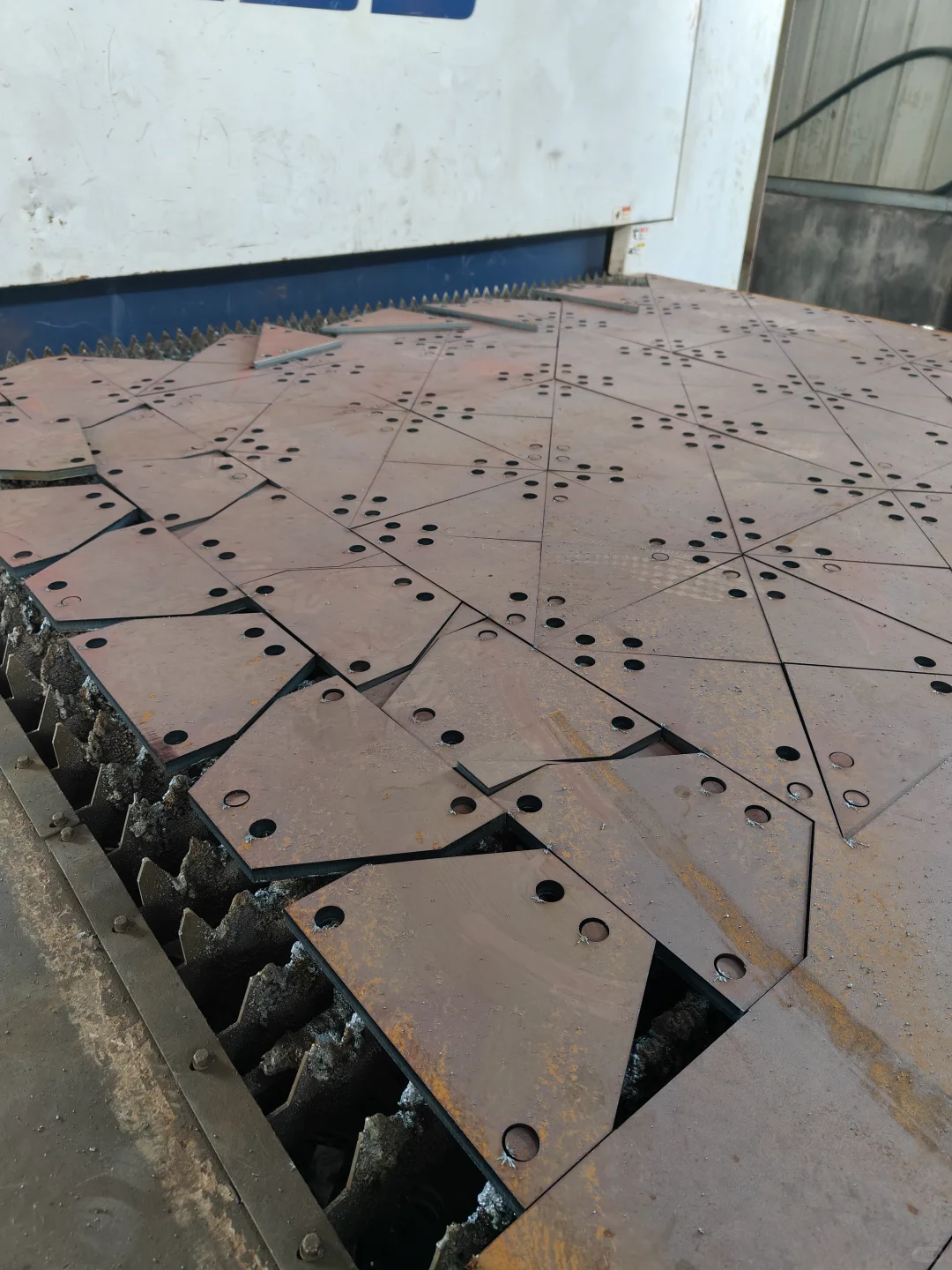 与钢铁金属打交道的一天天