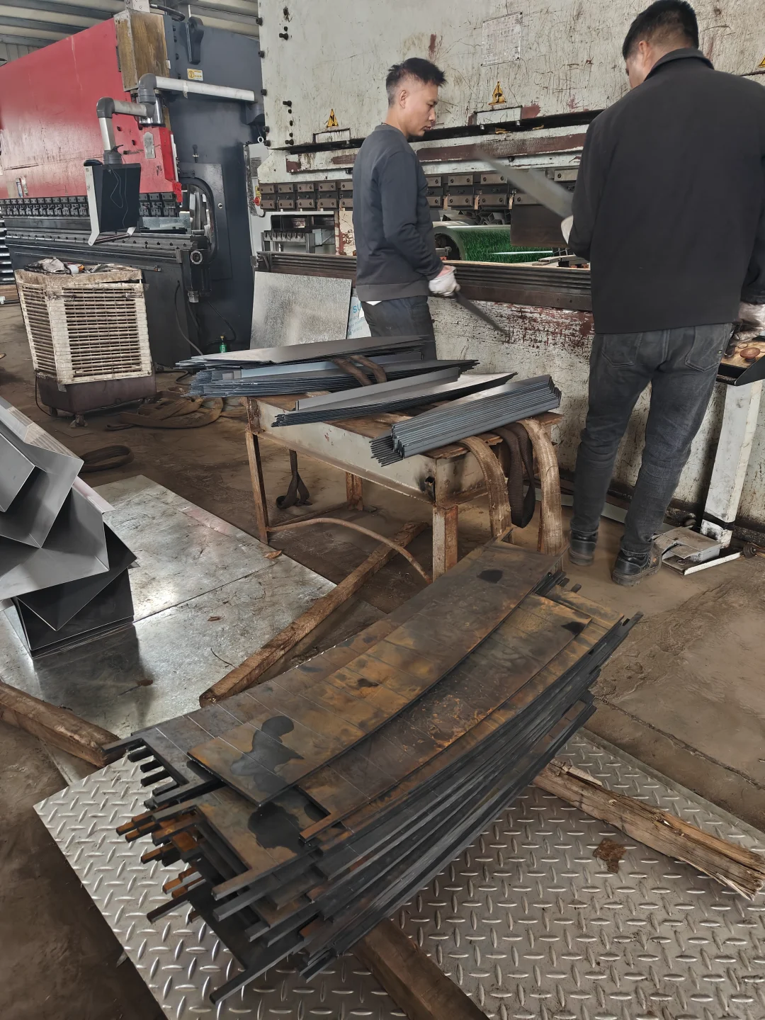 与钢铁金属打交道的一天天