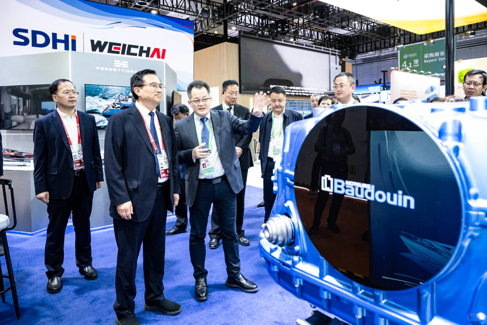 上海进博会签约女主持