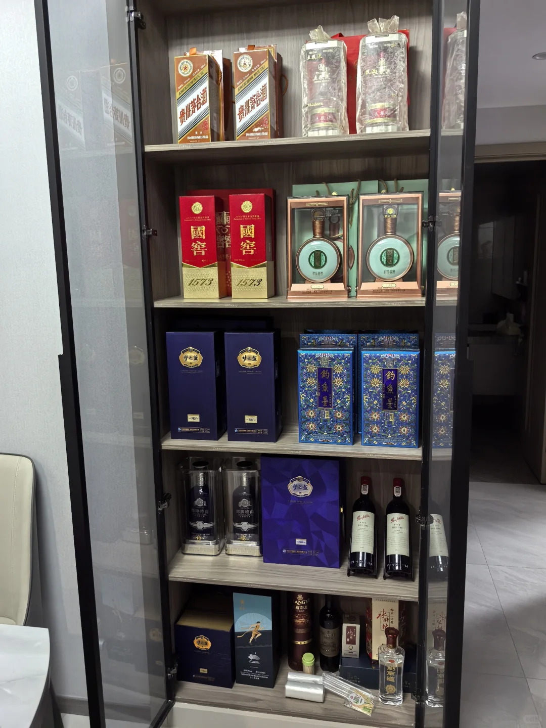 近期买了很多酒?藏在客厅‼️