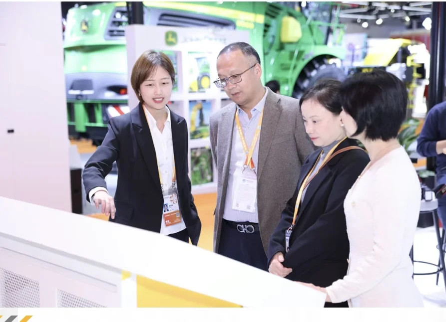 上海进博会签约女主持