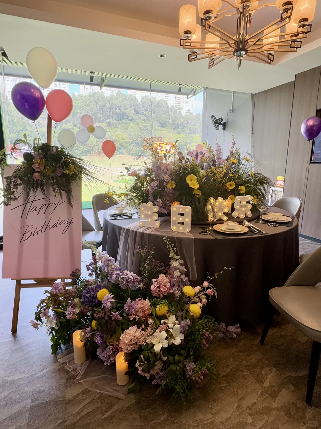 离谱?广交会带客户一边打高尔夫一边干饭……