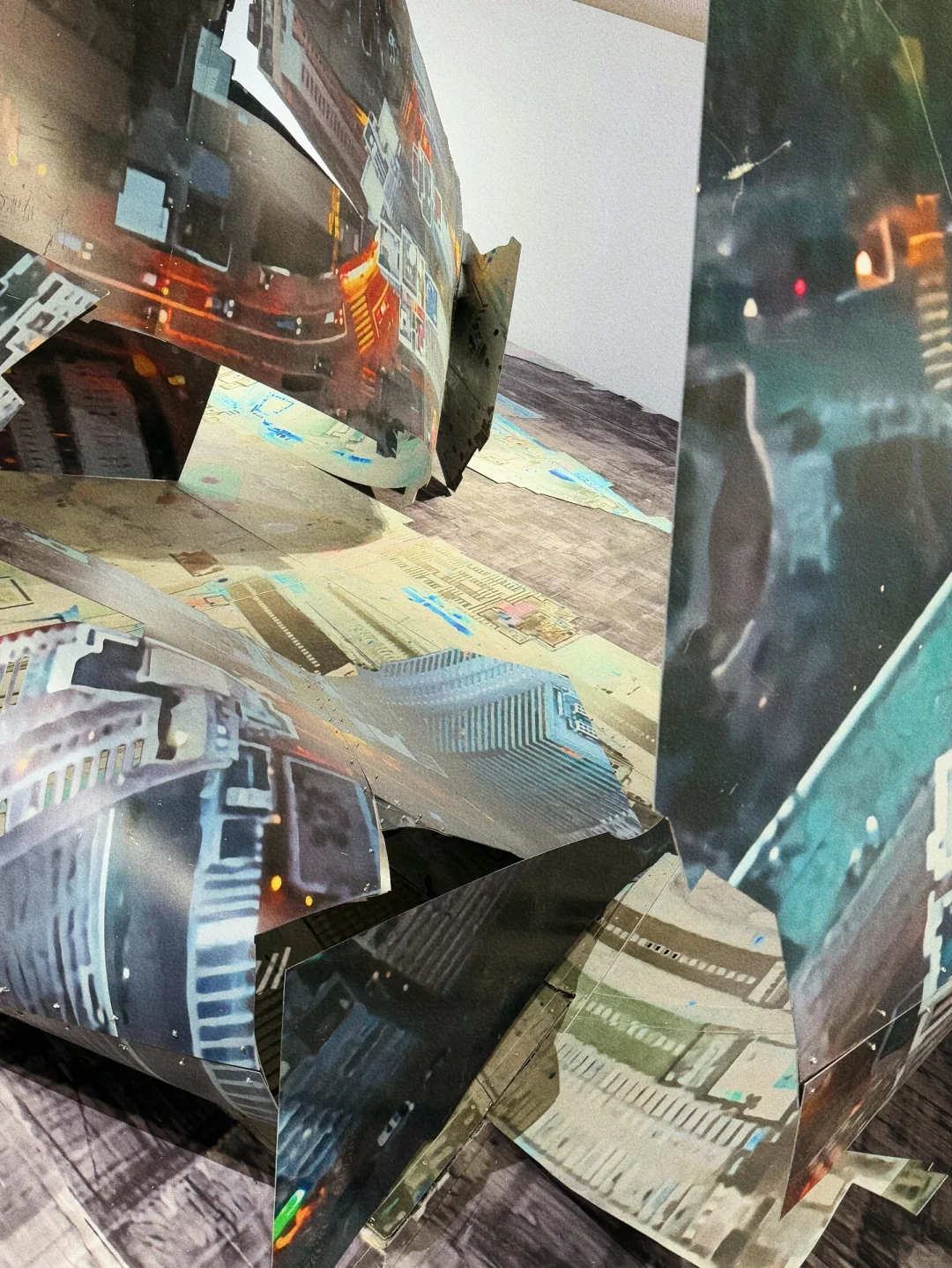 ?798新展「我借用了过去的乐观」温柔又暴力