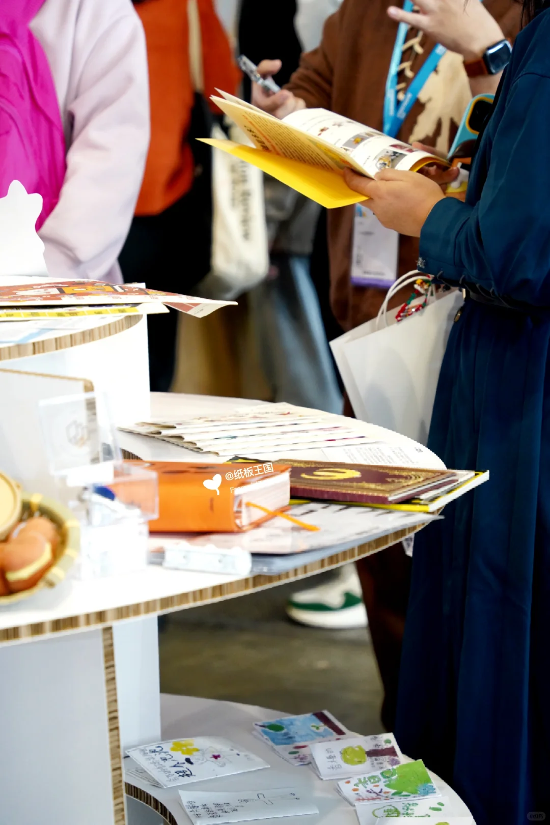 一千多平的艺术展，全部用纸板制作！