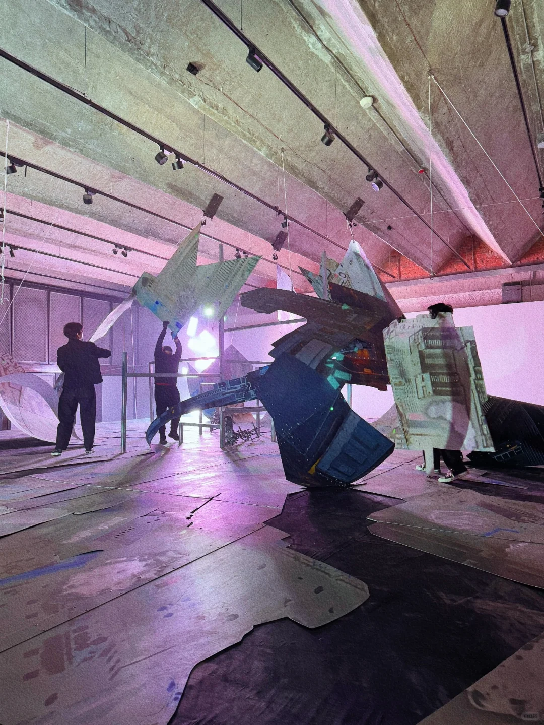 ?798新展「我借用了过去的乐观」温柔又暴力