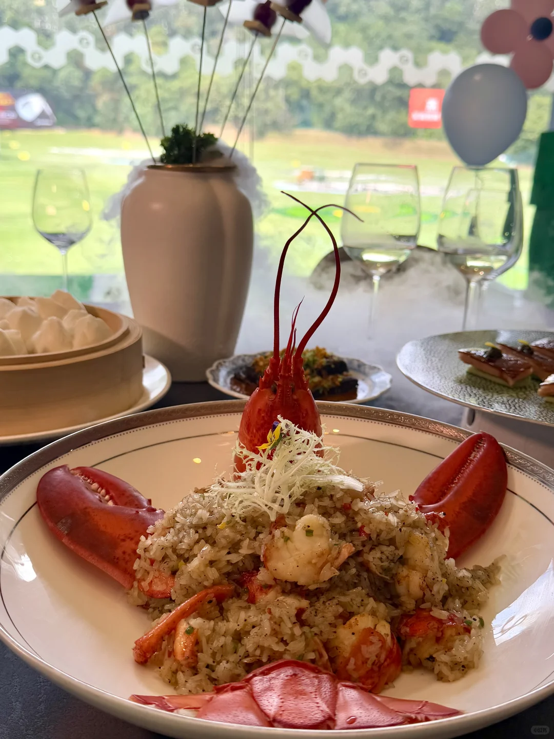 离谱?广交会带客户一边打高尔夫一边干饭……