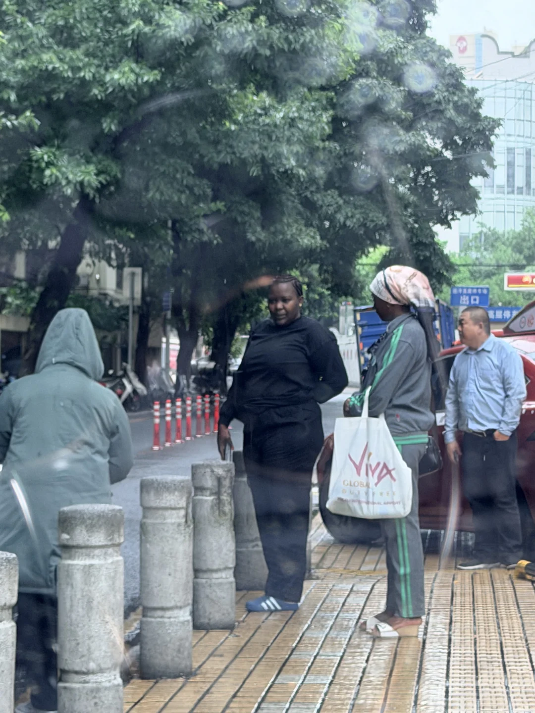 陪黑黑来广交会，他免费，而我要350块门票