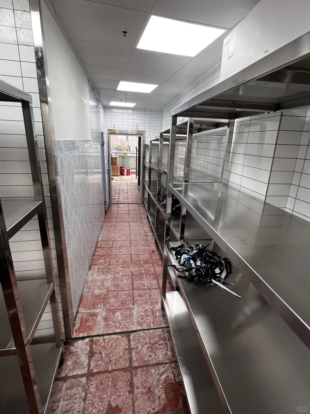 尹三顺厨房设备进场