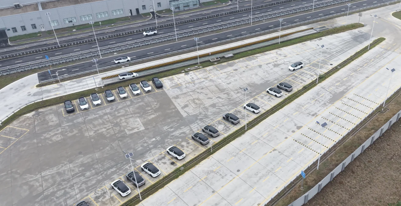 工厂应该是开始继续干了，昨天下午好多群友