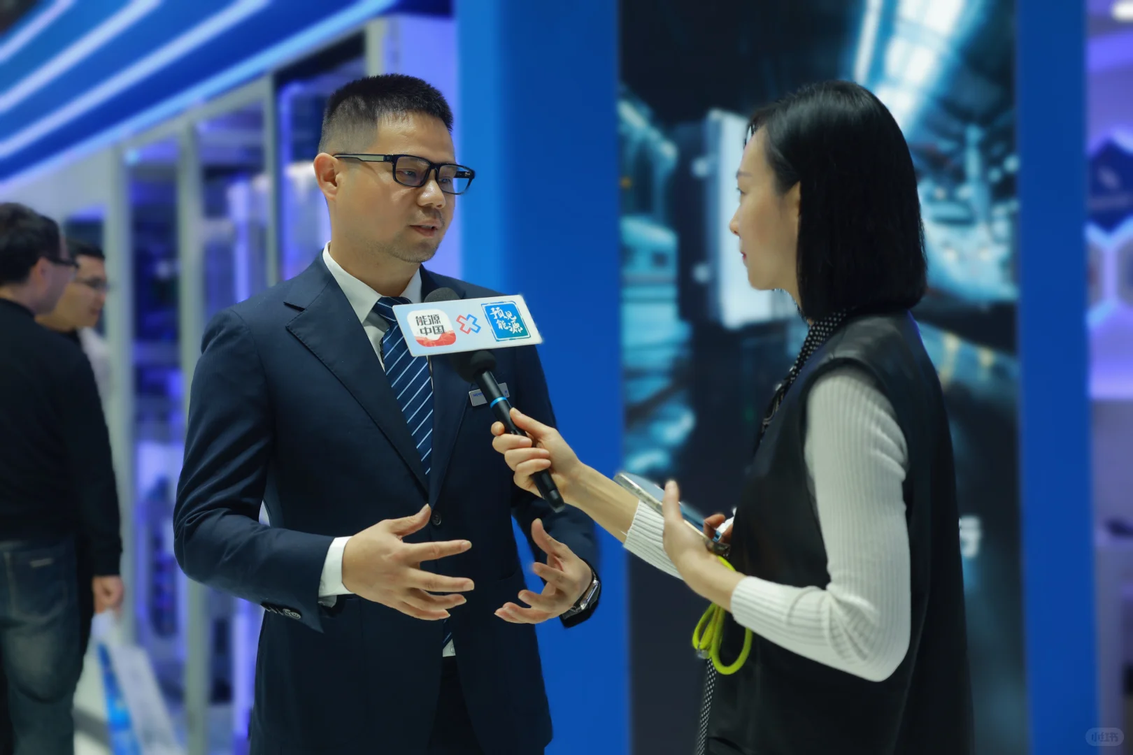 很少穿正装的猫叔在展会现场接受采访！