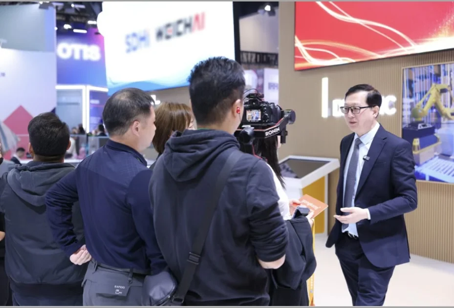 上海进博会签约女主持