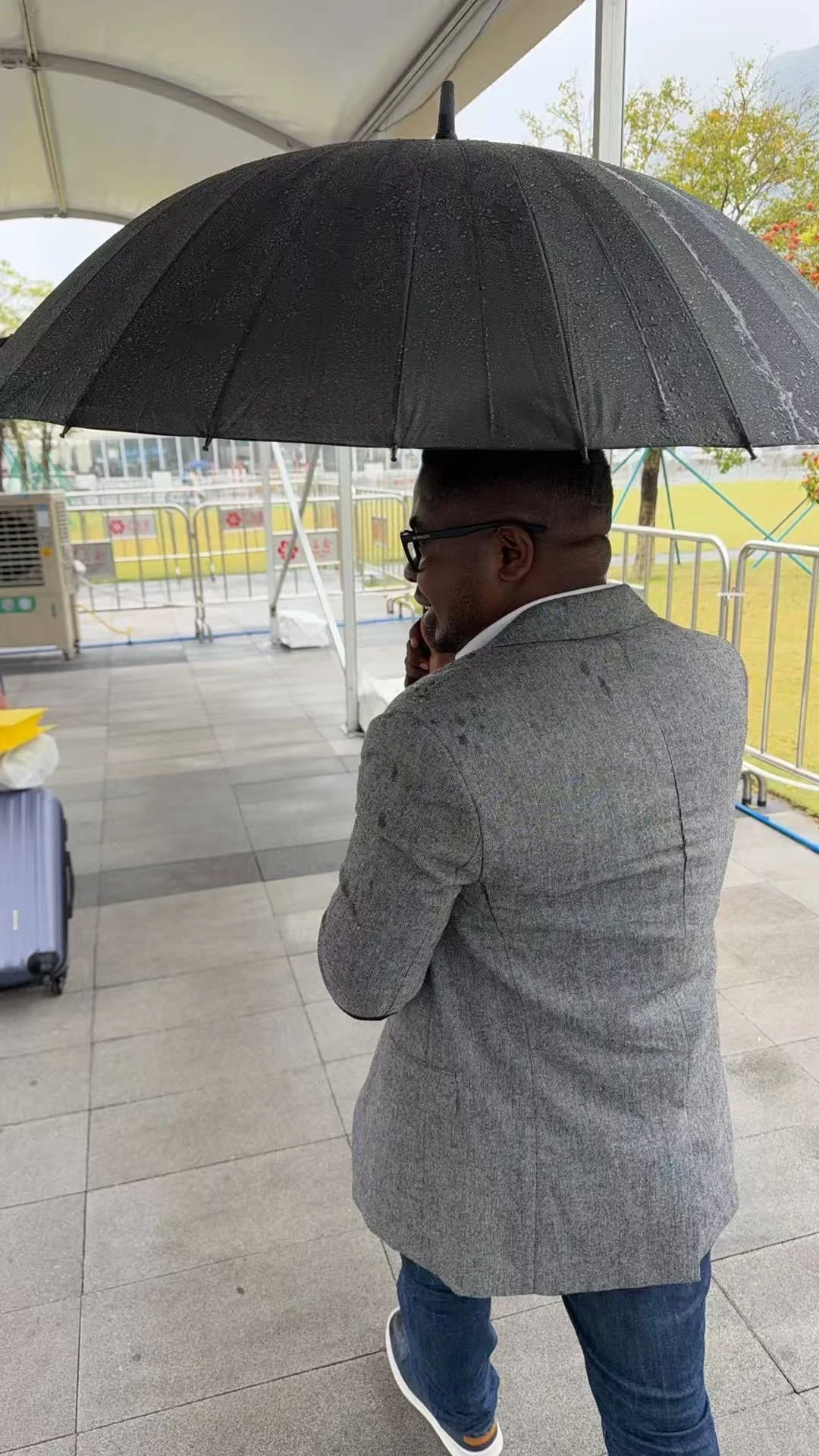 陪黑黑来广交会，他免费，而我要350块门票