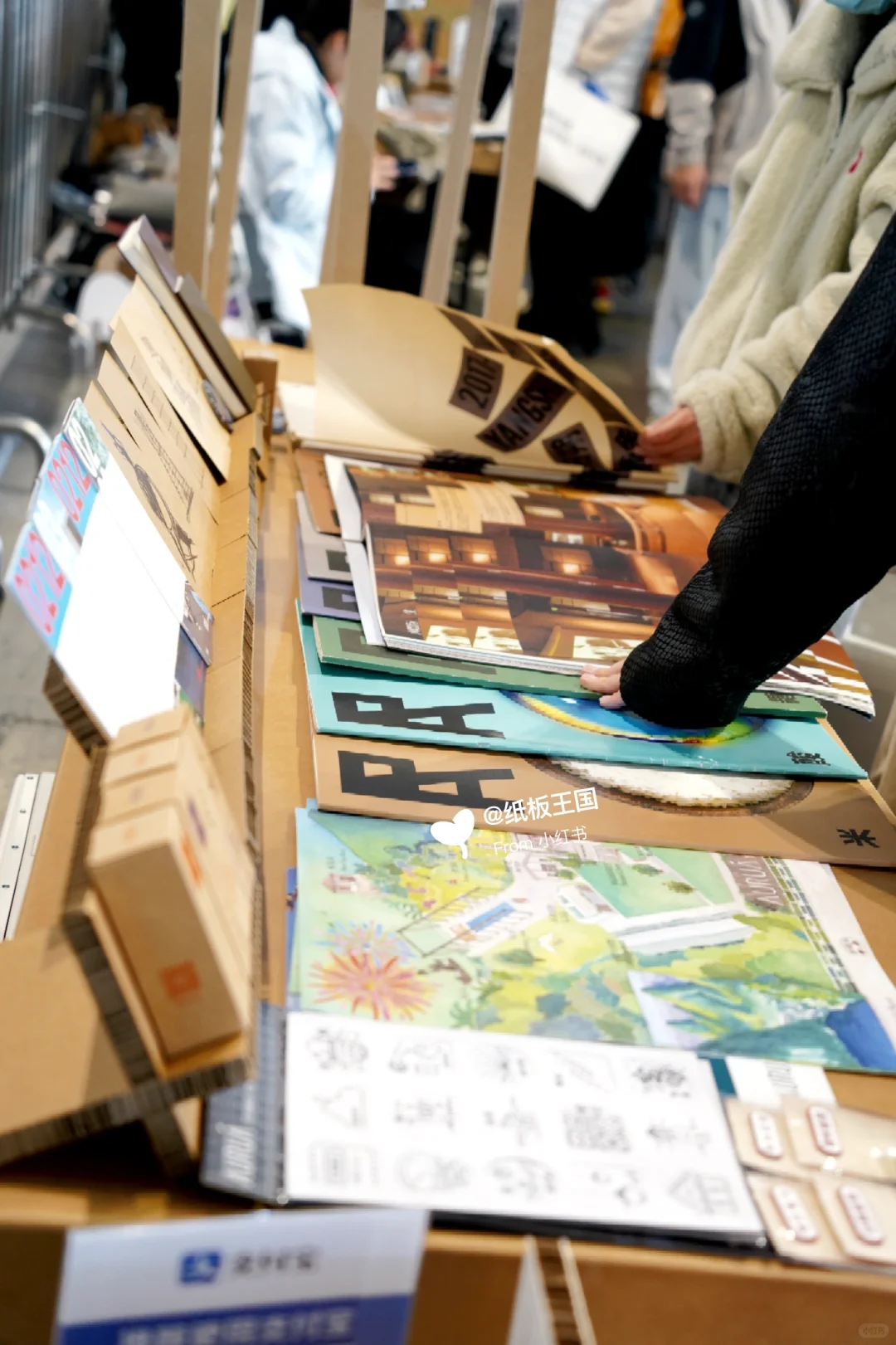 一千多平的艺术展，全部用纸板制作！