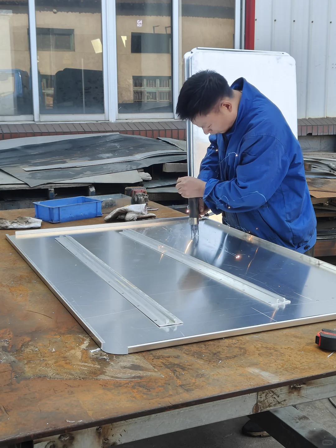 与钢铁金属打交道的一天天