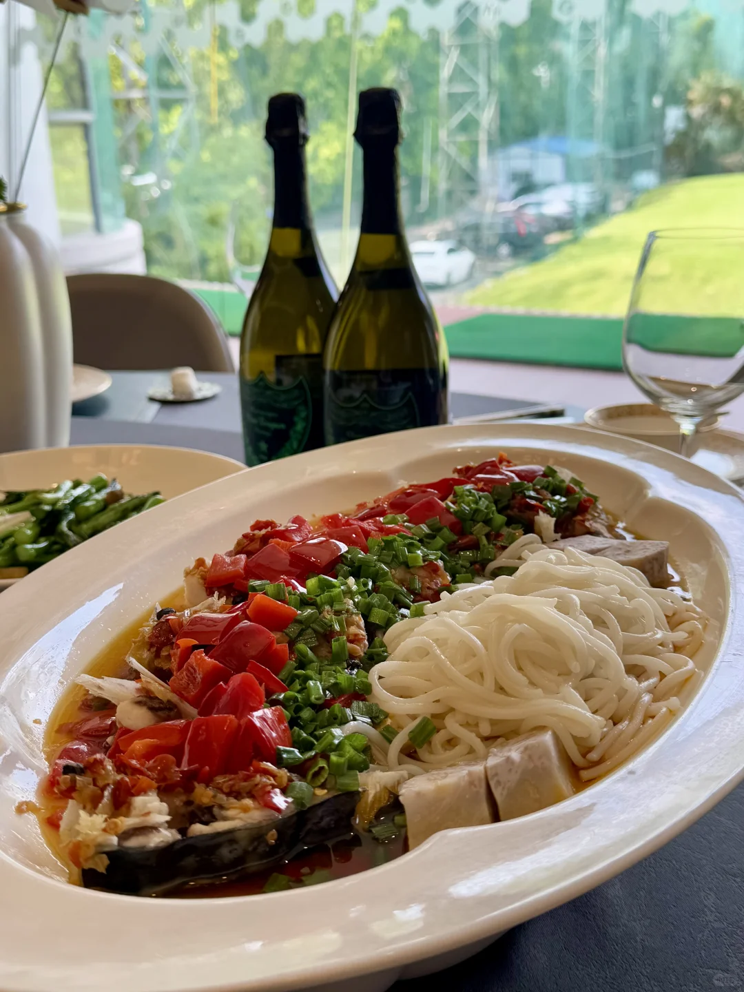 离谱?广交会带客户一边打高尔夫一边干饭……