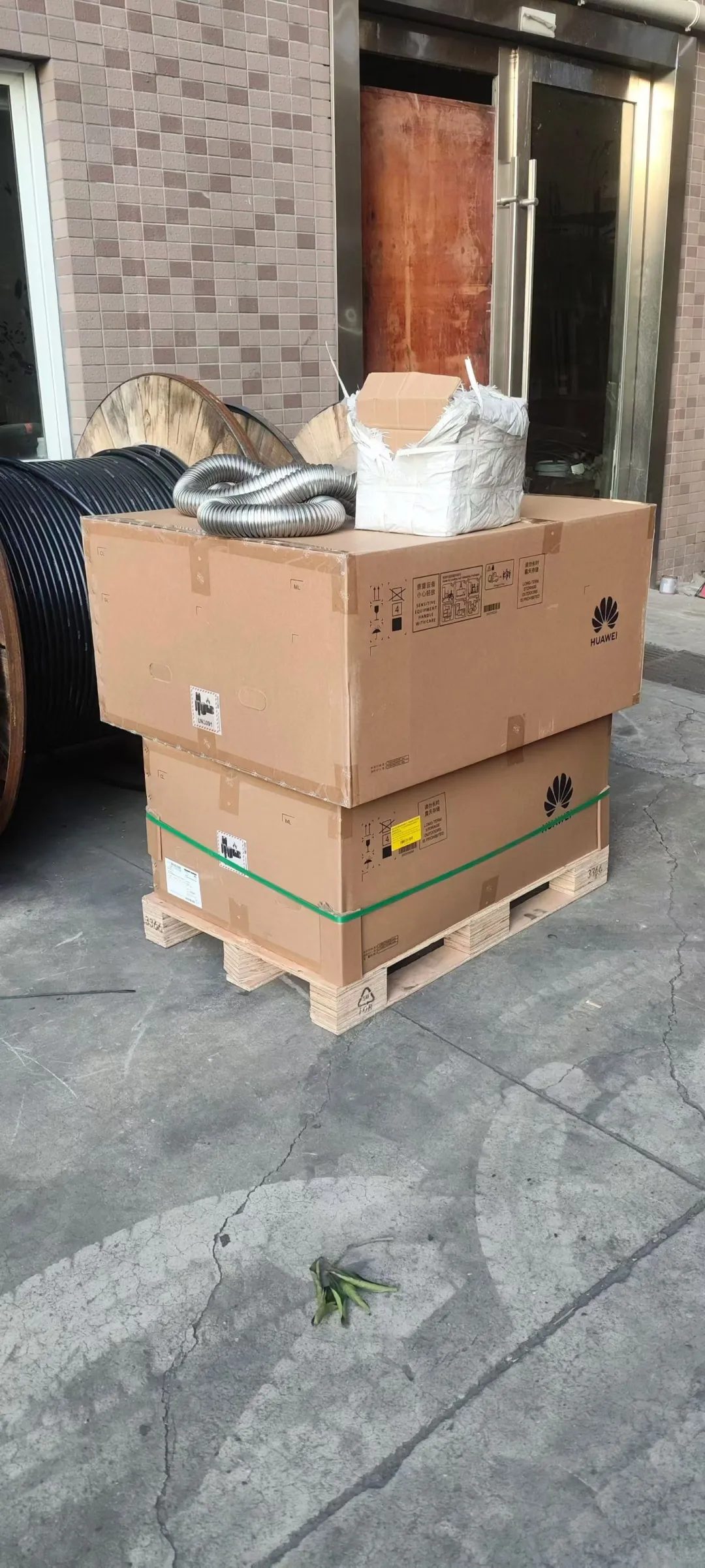 宁波五乡工业区新光伏电站项目的华为逆变器