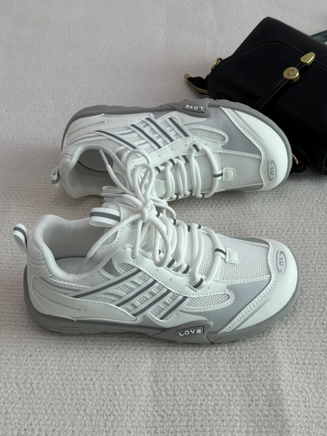 设计感拉满，颜值出众的网面小白鞋才几十?