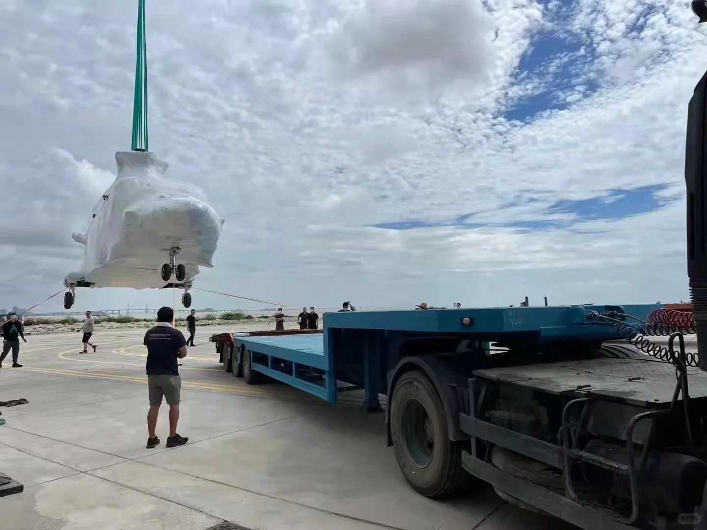 汽车拉飞机?直升机进出口吊装