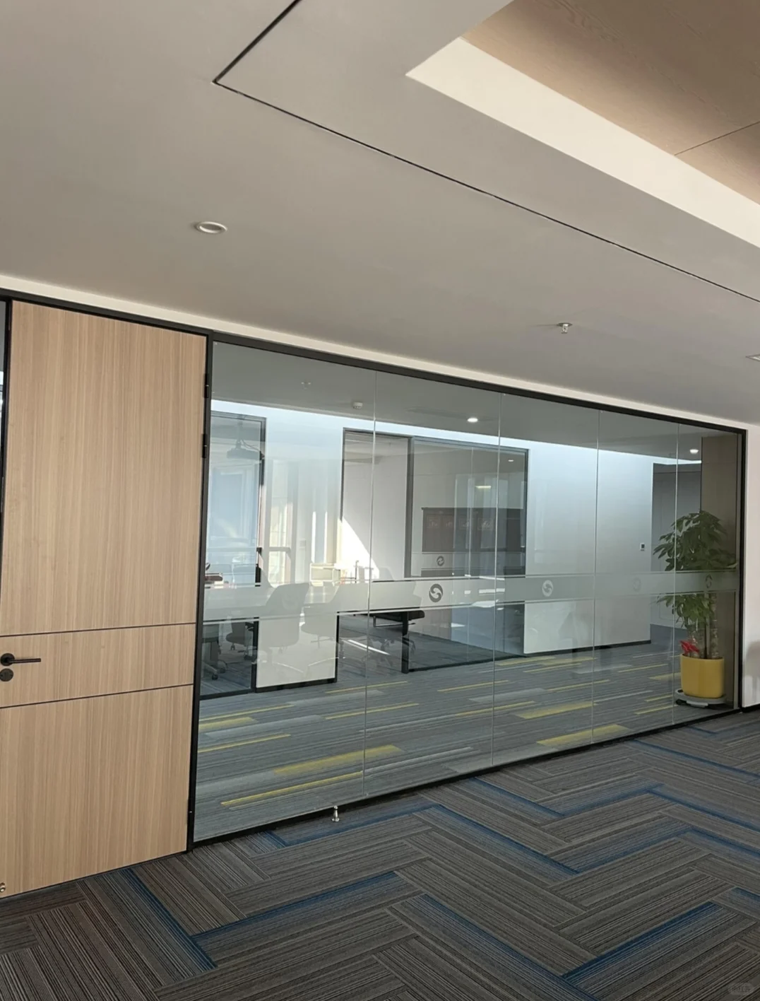 设计师最喜欢的极简风办公室玻璃隔断设计