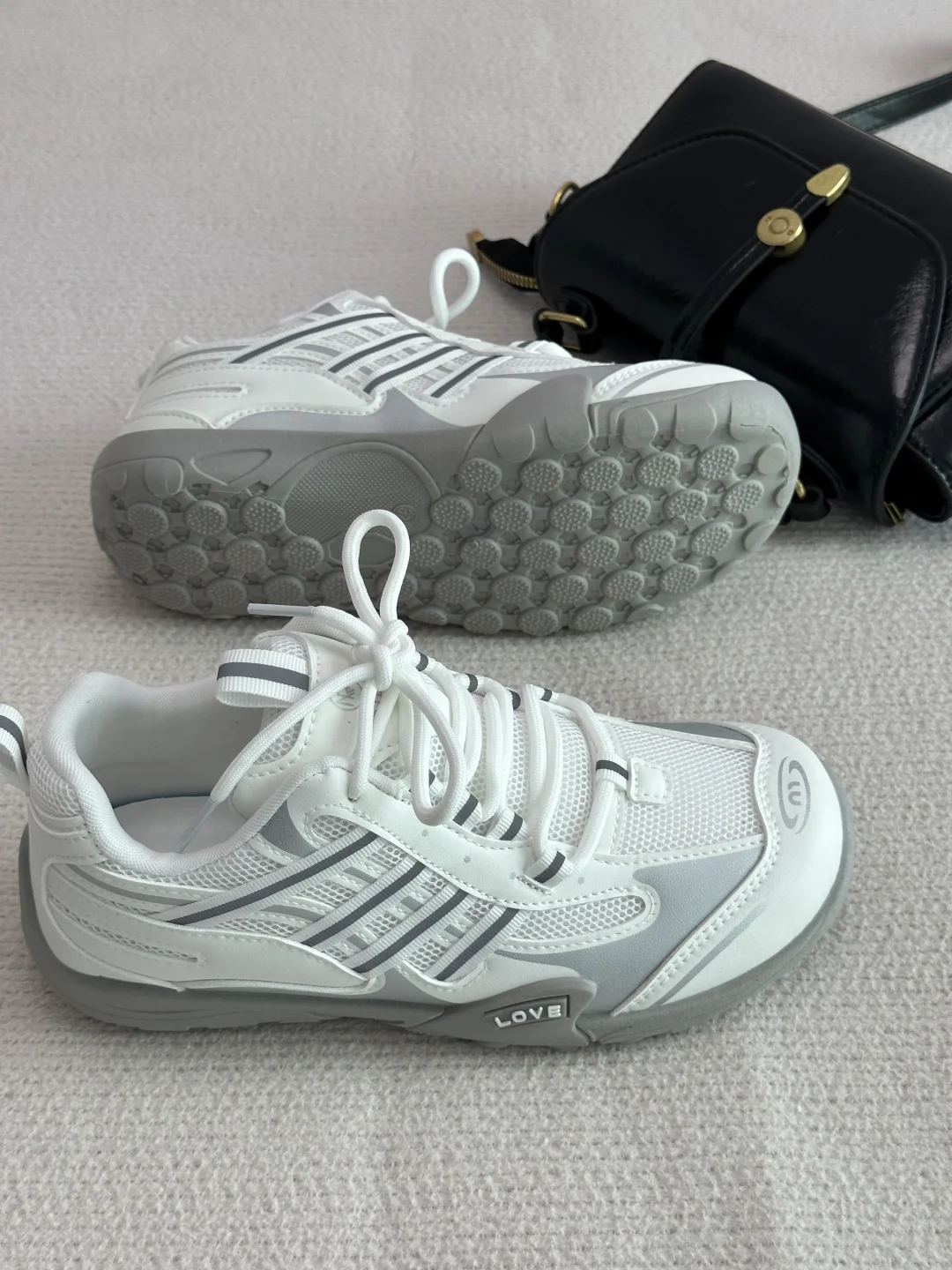 设计感拉满，颜值出众的网面小白鞋才几十?