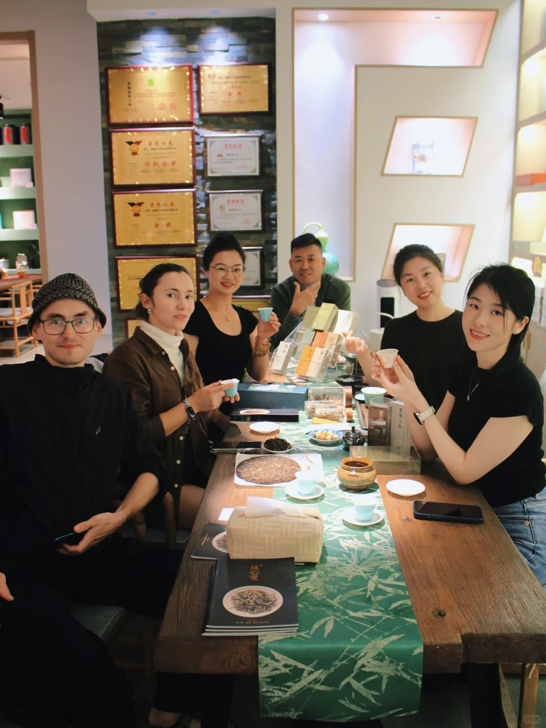 与俄罗斯友人品茶赏壶