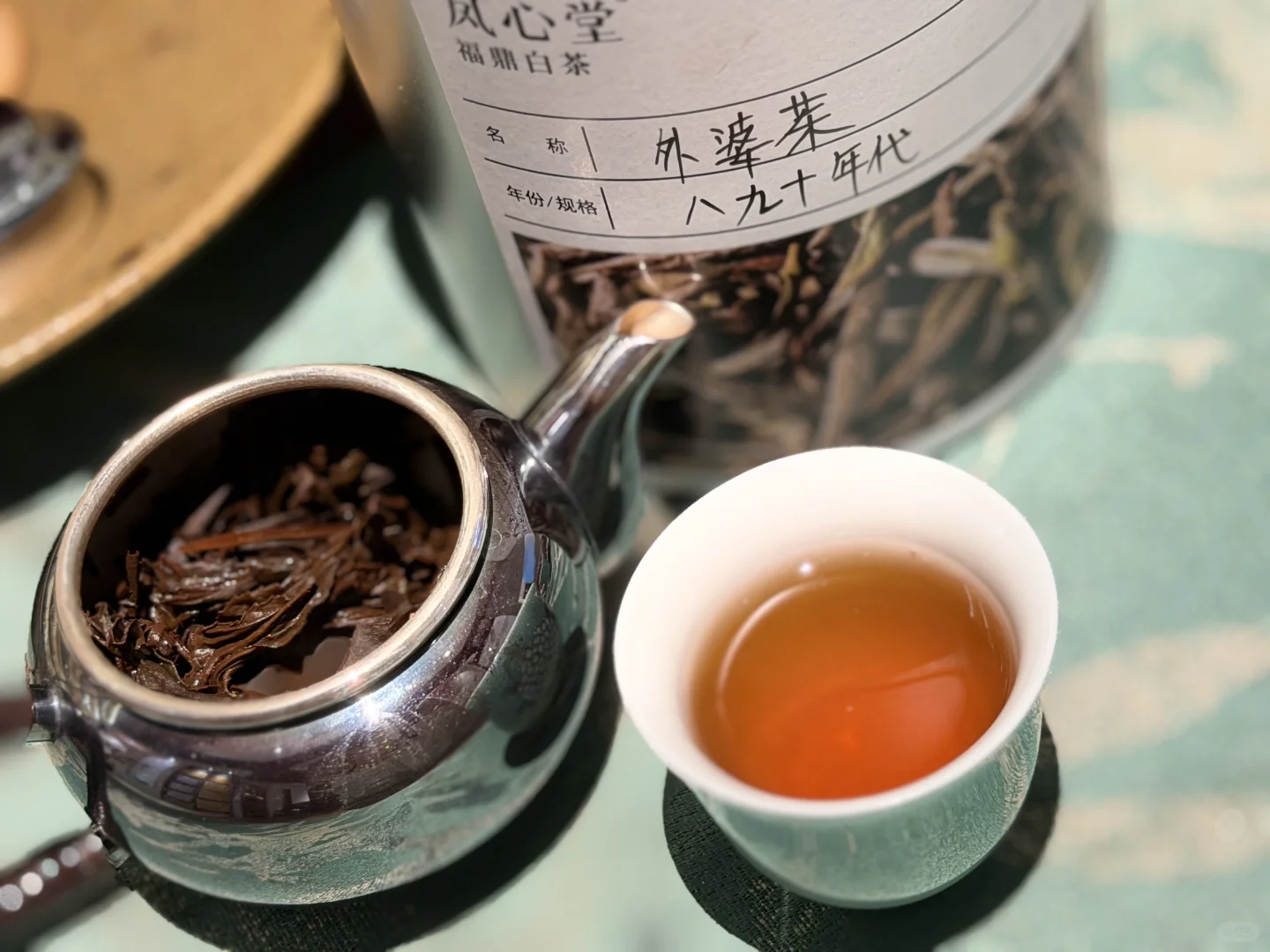 与俄罗斯友人品茶赏壶