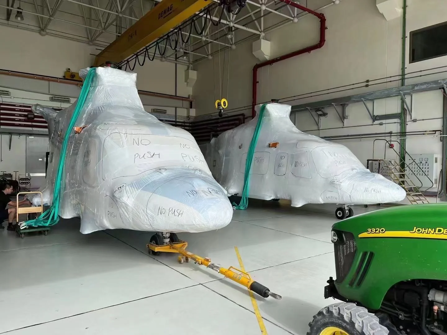 汽车拉飞机?直升机进出口吊装