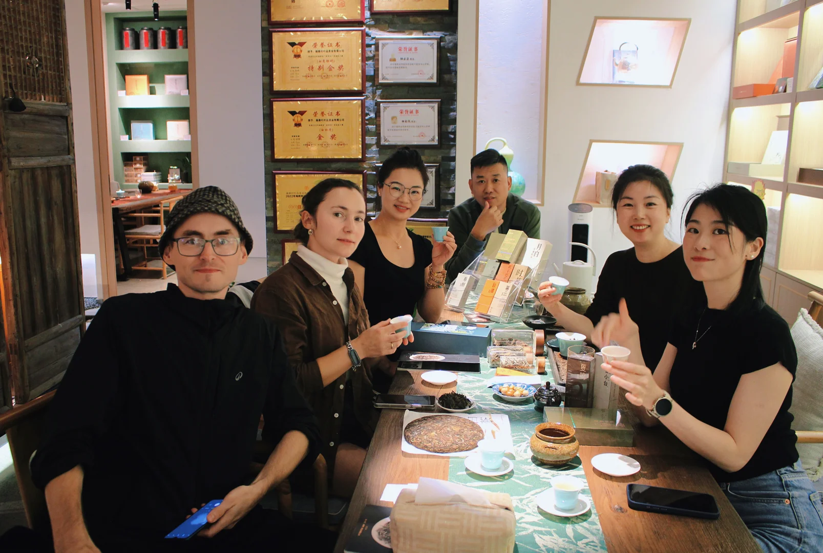 与俄罗斯友人品茶赏壶