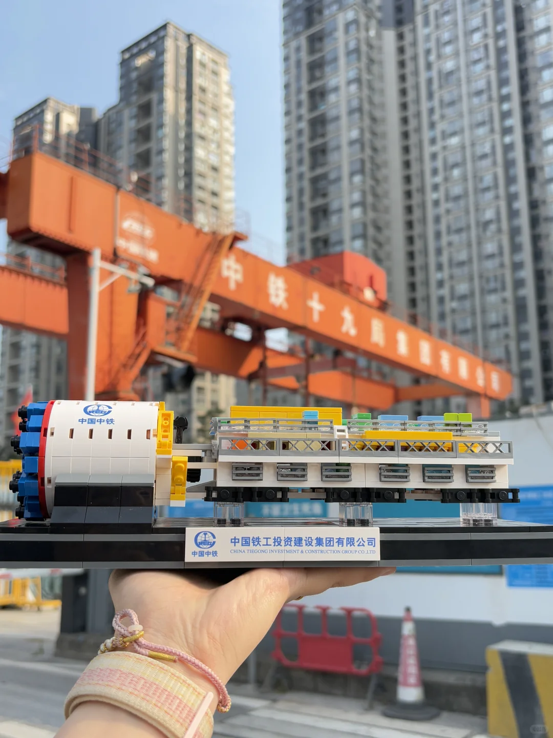 在小小的隧道里挖呀挖...