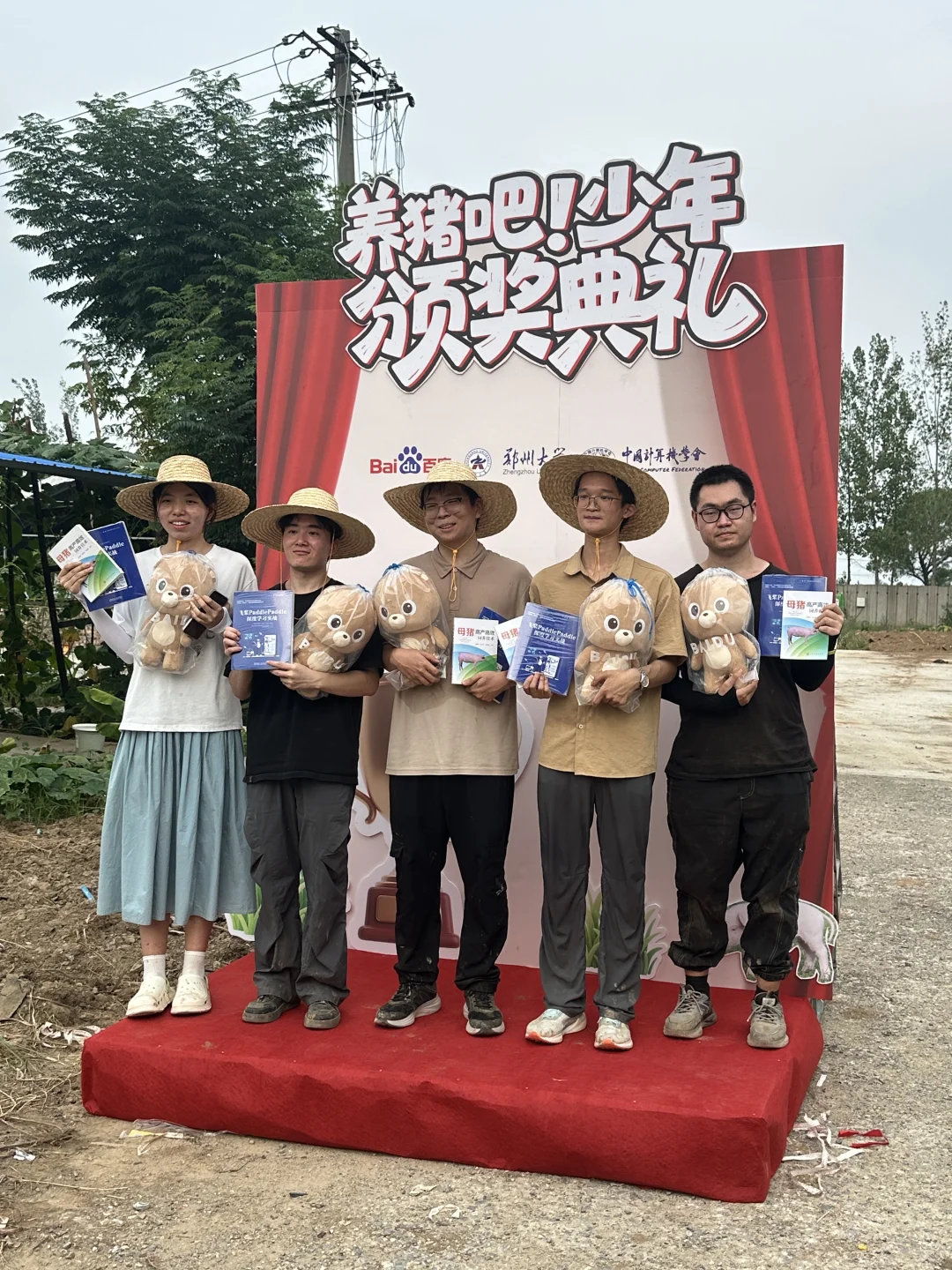 在猪圈里大学生用AI养猪