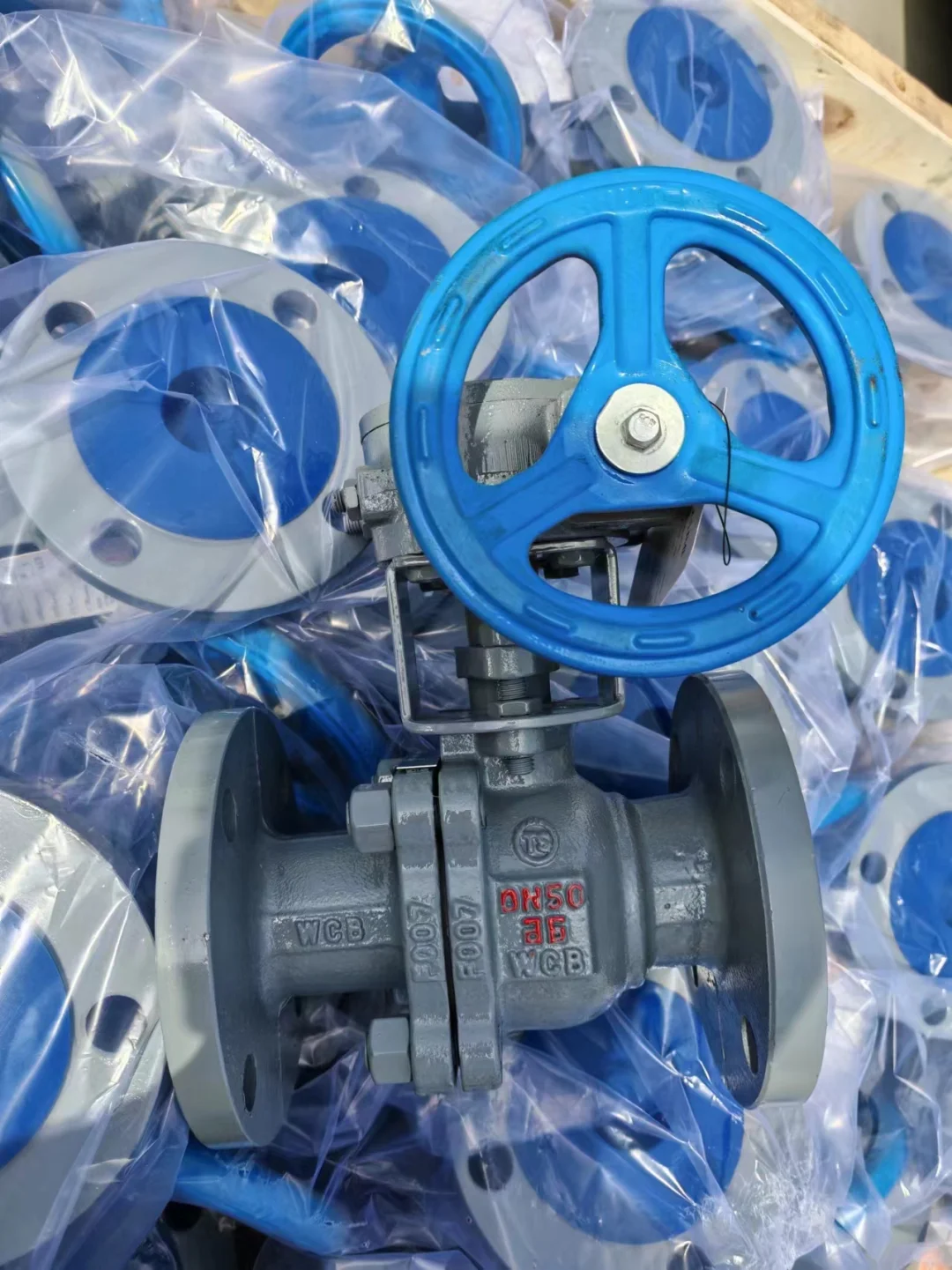 高压球阀作为现代工业自动化的重要组成部分，其智能化控制功能日益受到重视。通过与传感器、执行器等设备的配合，高压球阀能够实现远程监控和自动操作，提高了工业生产的自动化水平和安全性。 涡轮法兰球阀的法兰连