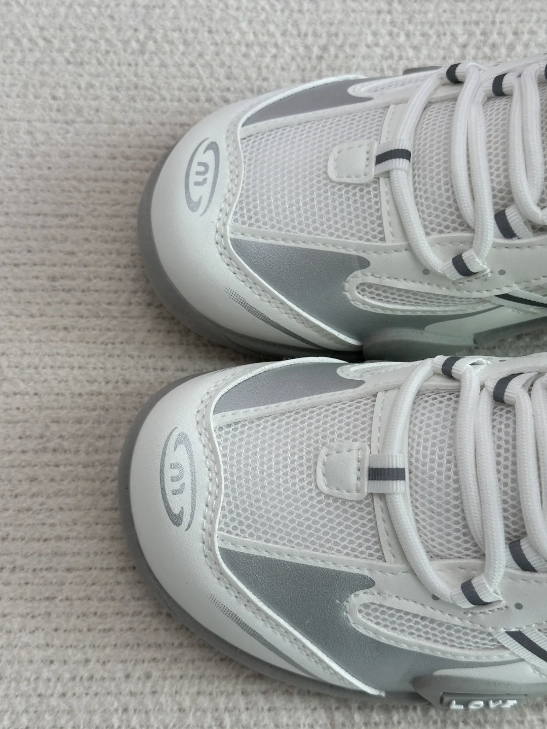 设计感拉满，颜值出众的网面小白鞋才几十?