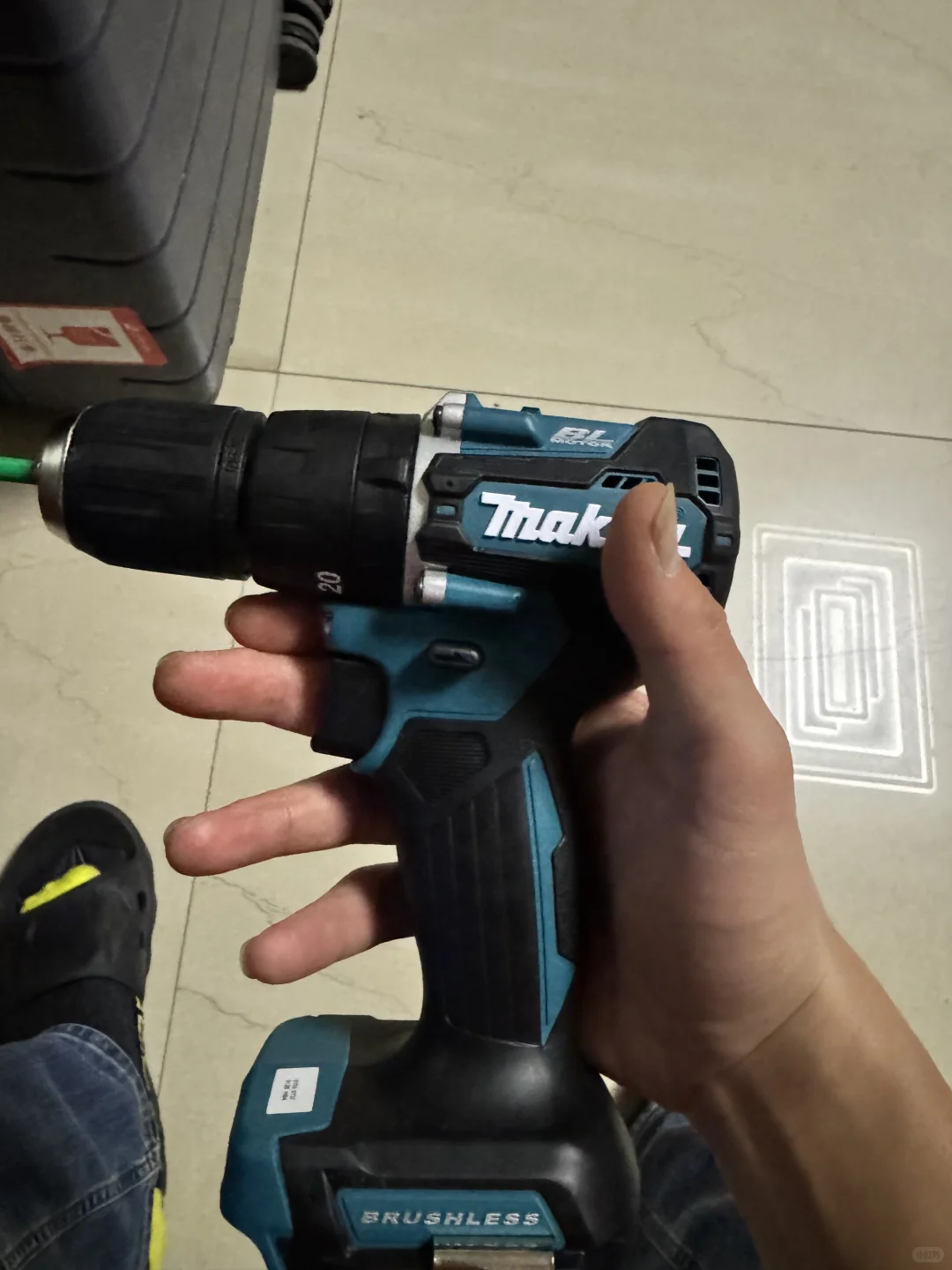 回国给老丈人买了把电钻