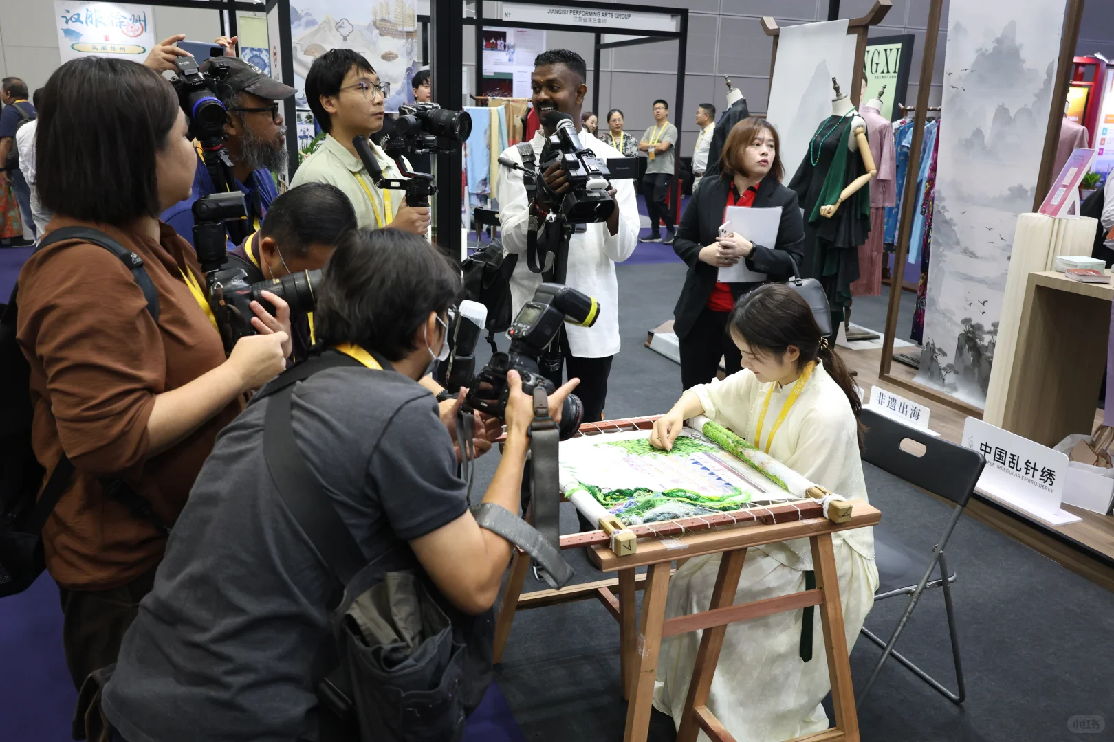 谁说刺绣没有国际范？中国非遗走向世界！