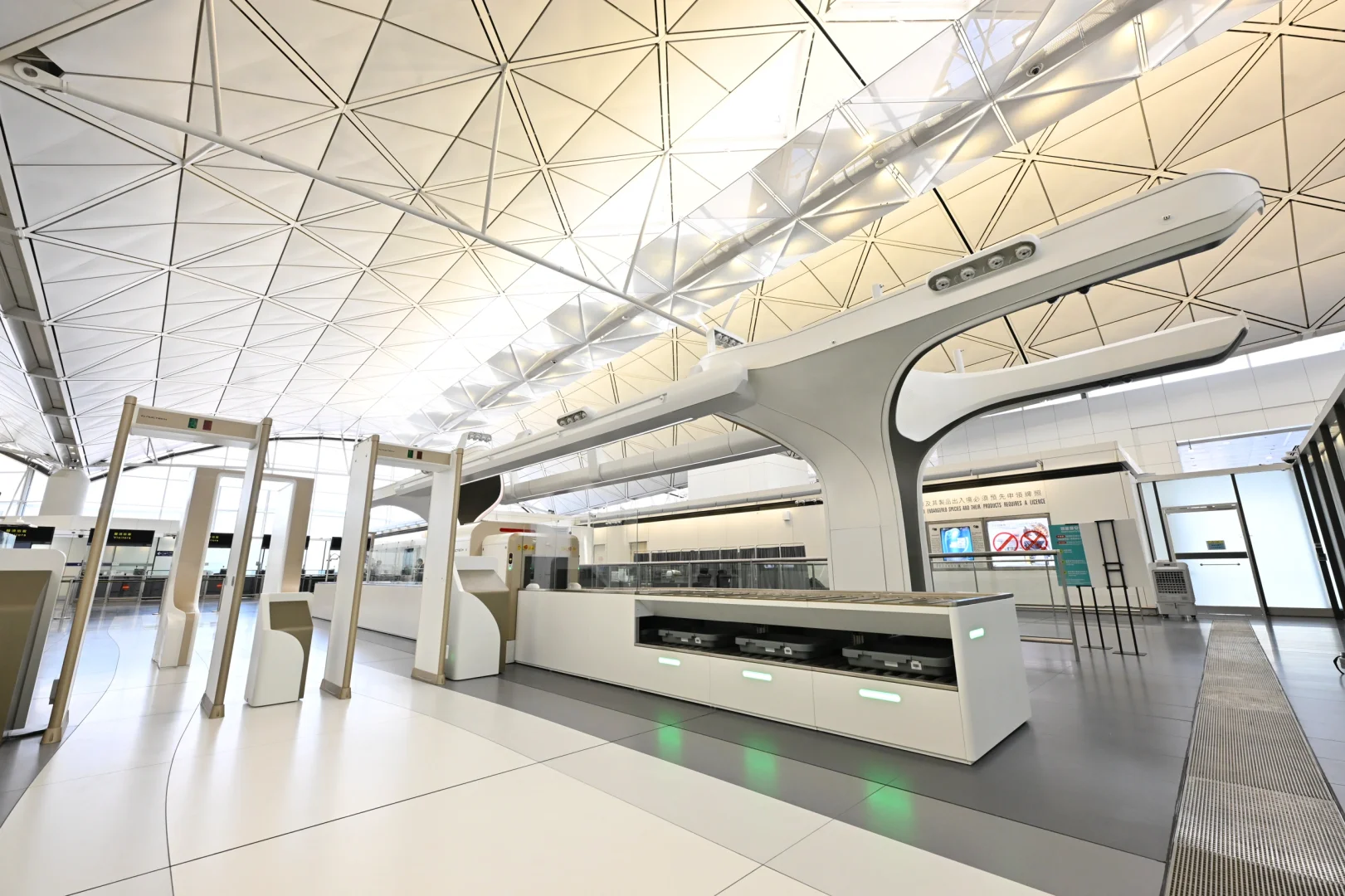 实慕，香港机场安检无需再掏出电脑、液体等