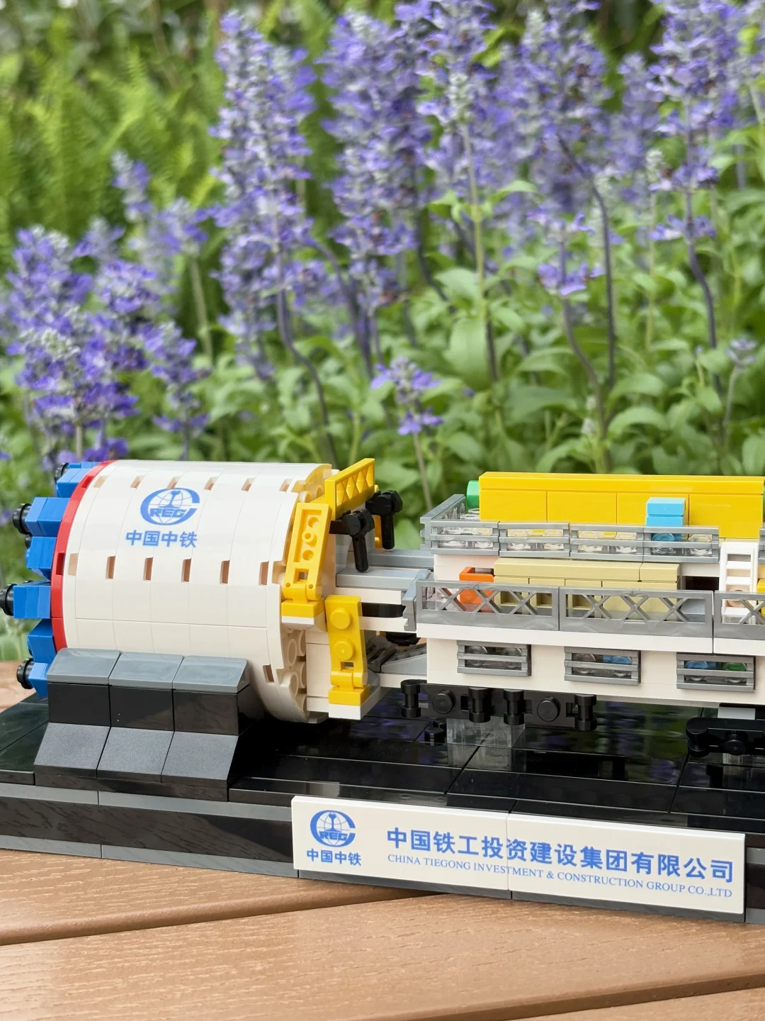 在小小的隧道里挖呀挖...