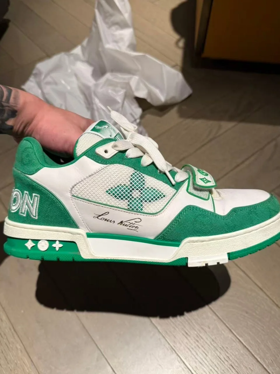 没想到LV这双trainer鞋还挺保值的！