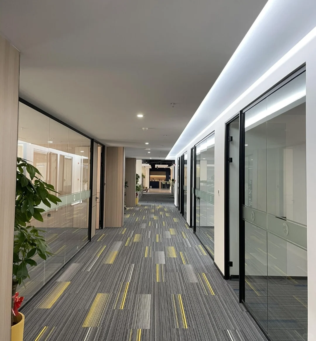 设计师最喜欢的极简风办公室玻璃隔断设计