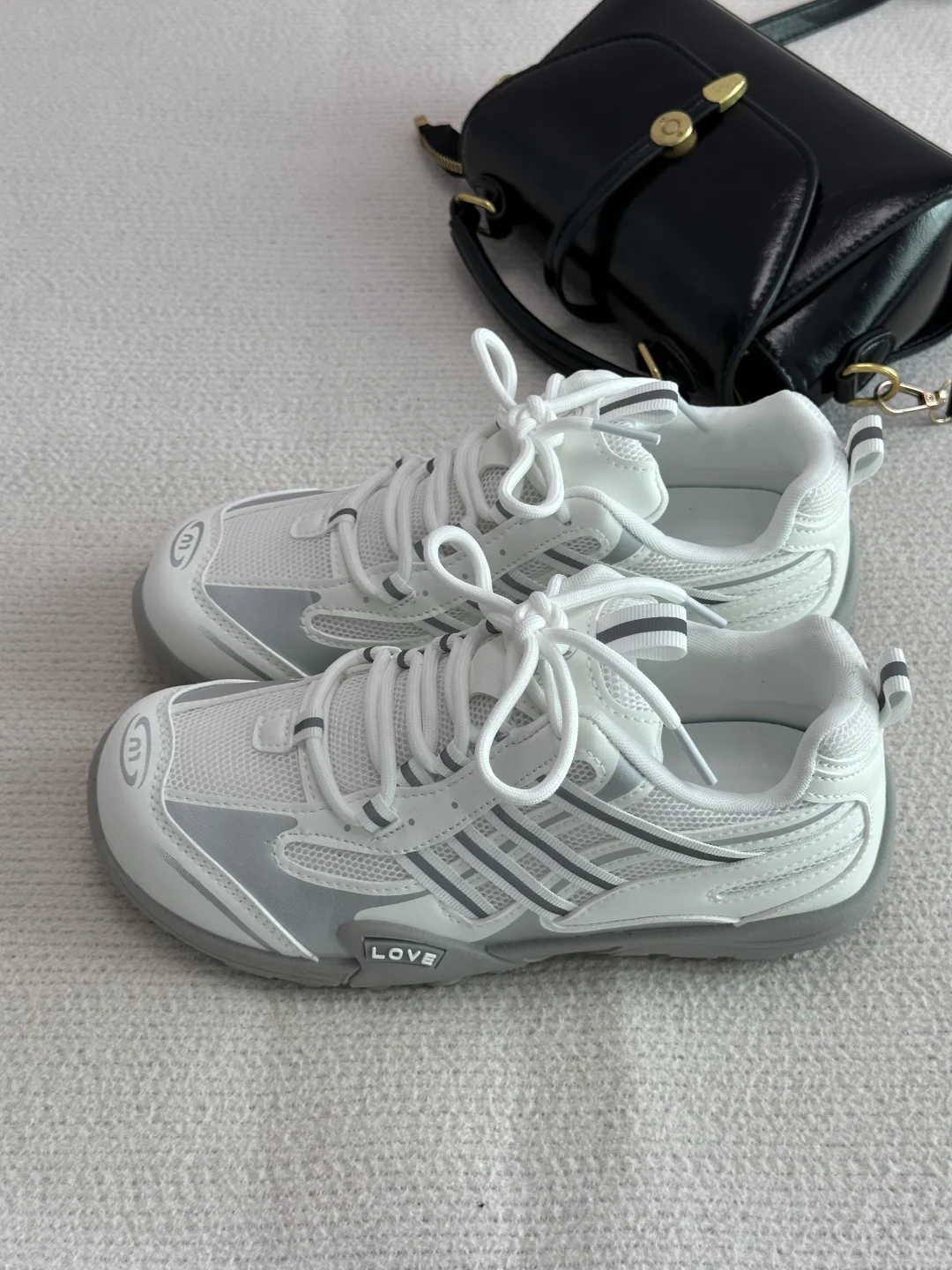 设计感拉满，颜值出众的网面小白鞋才几十?