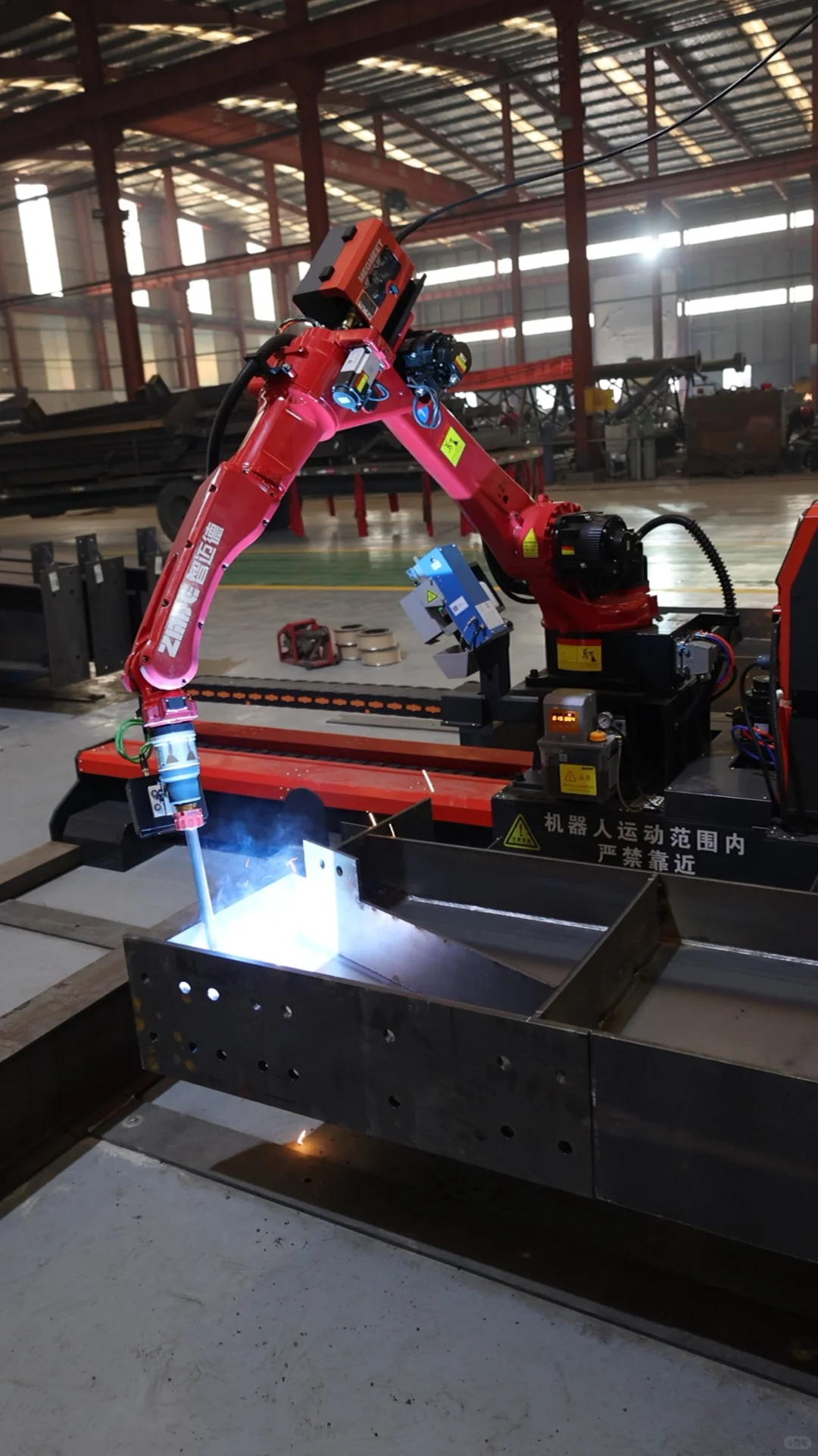 ? 钢构厂必备的智能焊接机器人来～