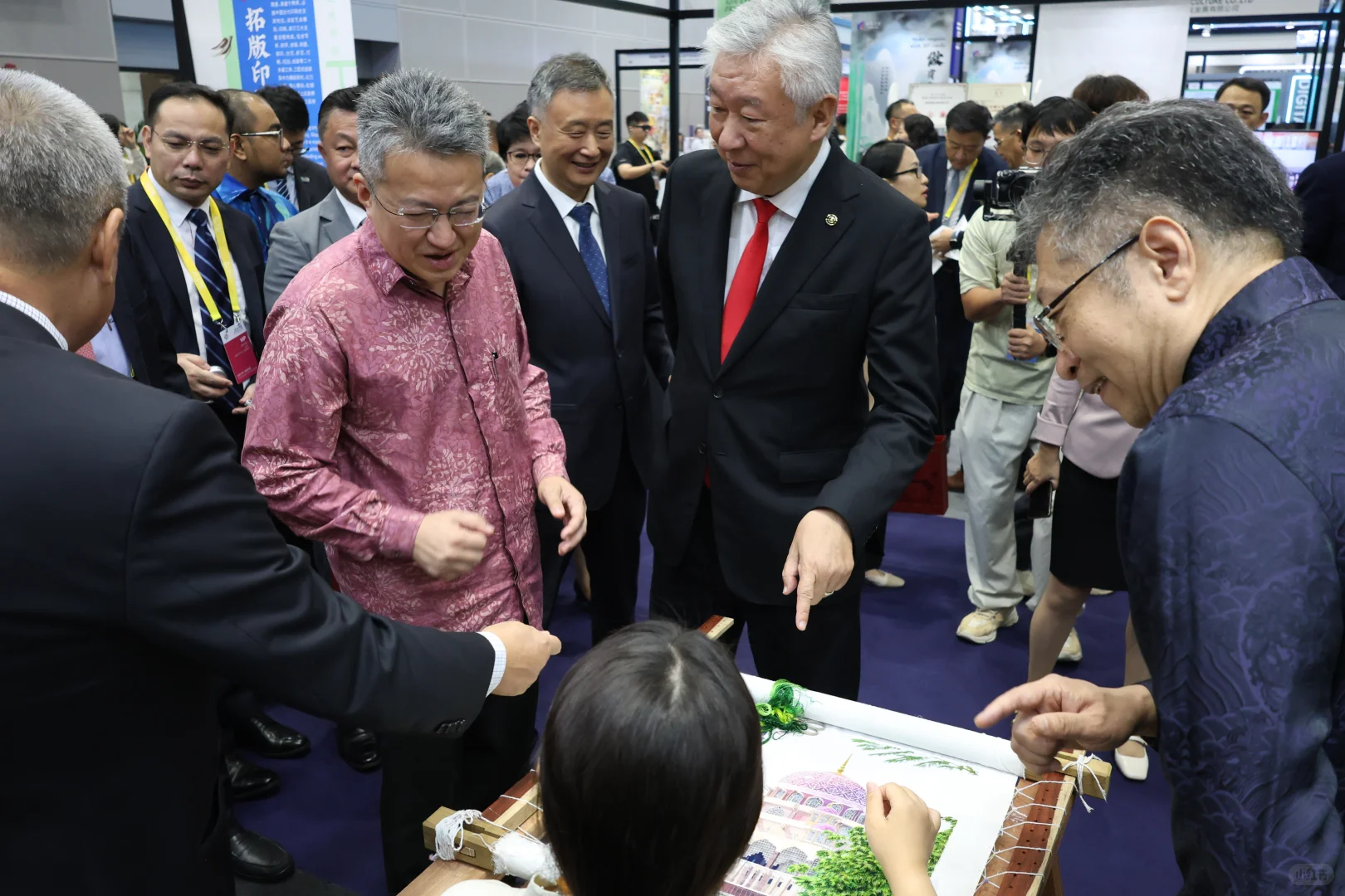 谁说刺绣没有国际范？中国非遗走向世界！