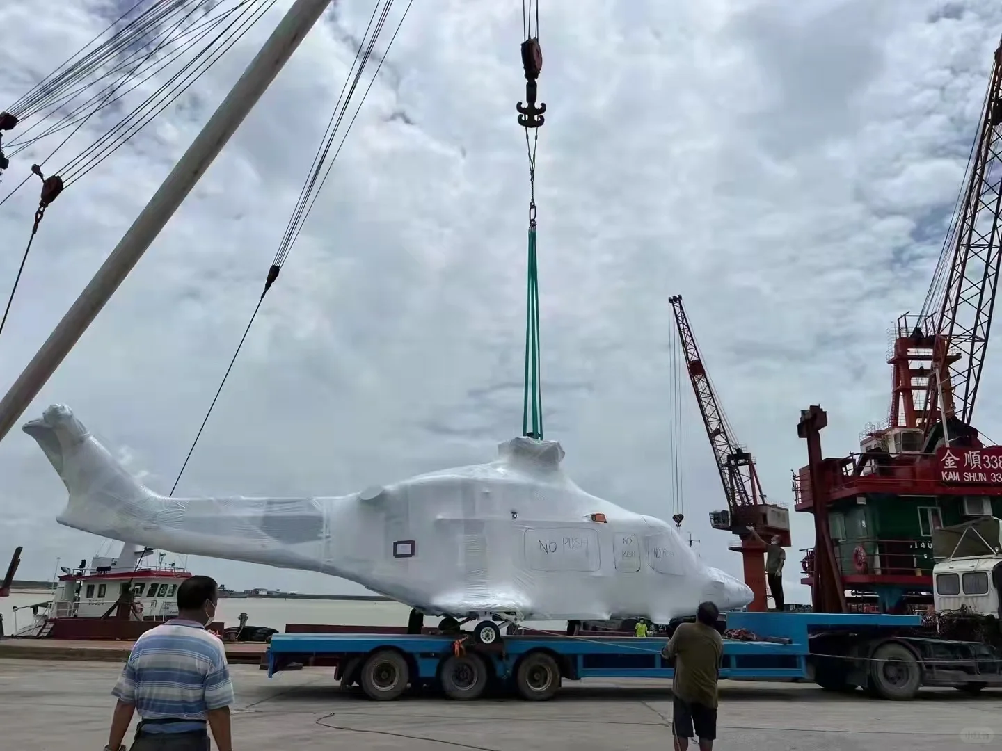 汽车拉飞机?直升机进出口吊装