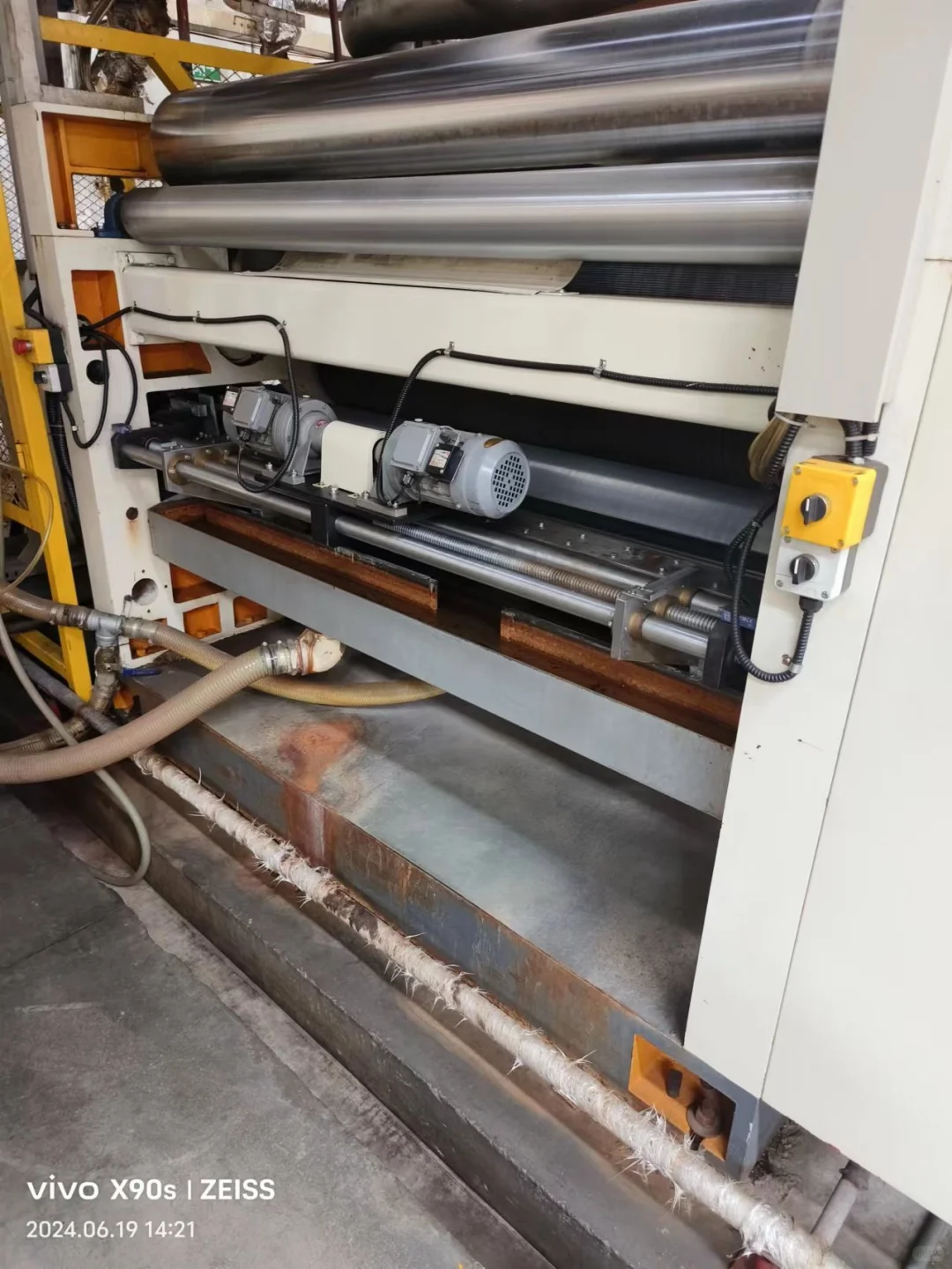 出售旧的单面瓦楞机 液压支架 切纸机 。