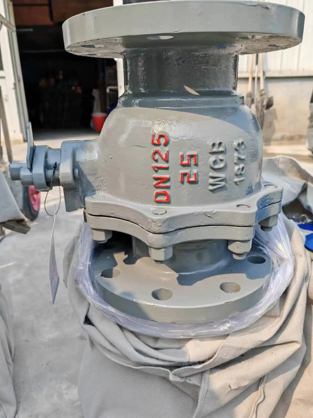 高压球阀作为现代工业自动化的重要组成部分，其智能化控制功能日益受到重视。通过与传感器、执行器等设备的配合，高压球阀能够实现远程监控和自动操作，提高了工业生产的自动化水平和安全性。 涡轮法兰球阀的法兰连