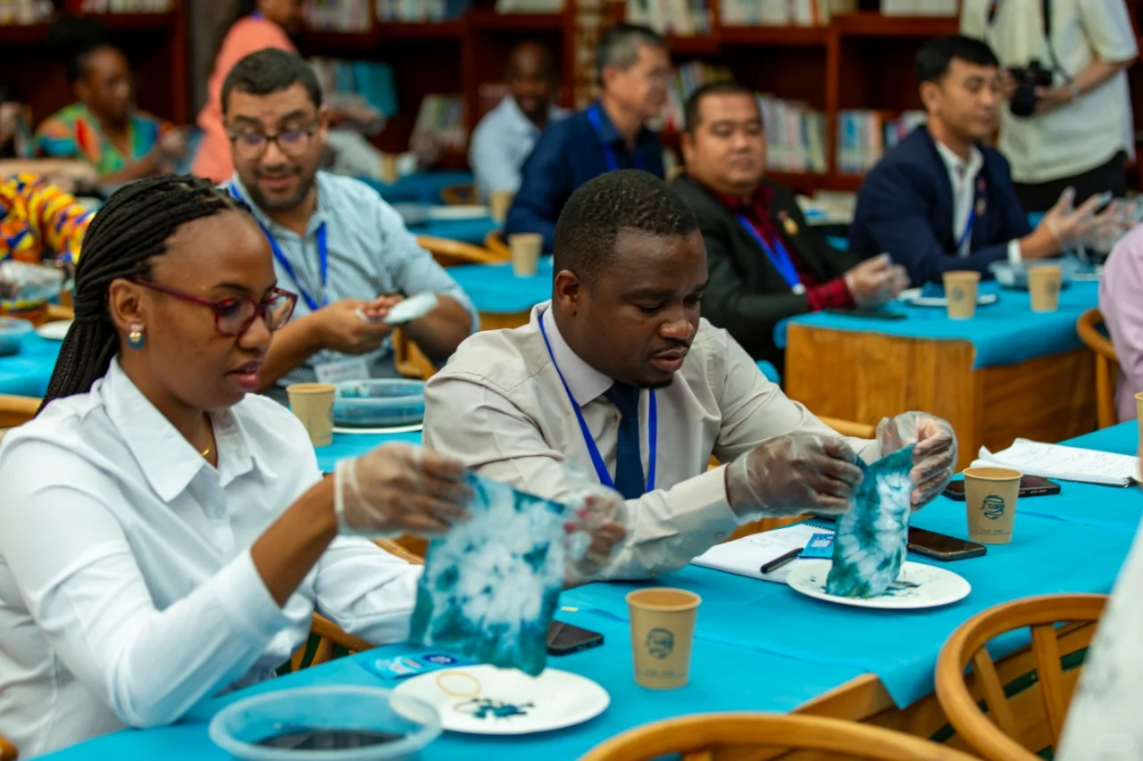 “一带一路”友人走进国医汇，共探中医文化?