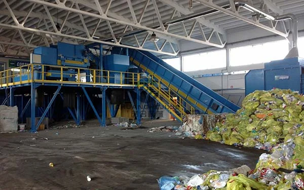 探秘未来环保守护者：装潢垃圾分类处理设备