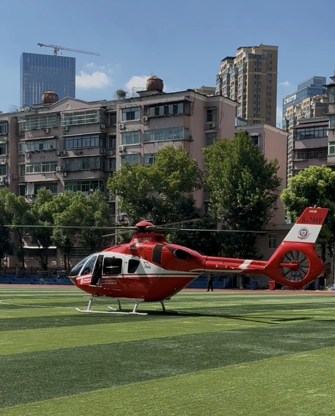 一架飞机紧急降落武大操场！