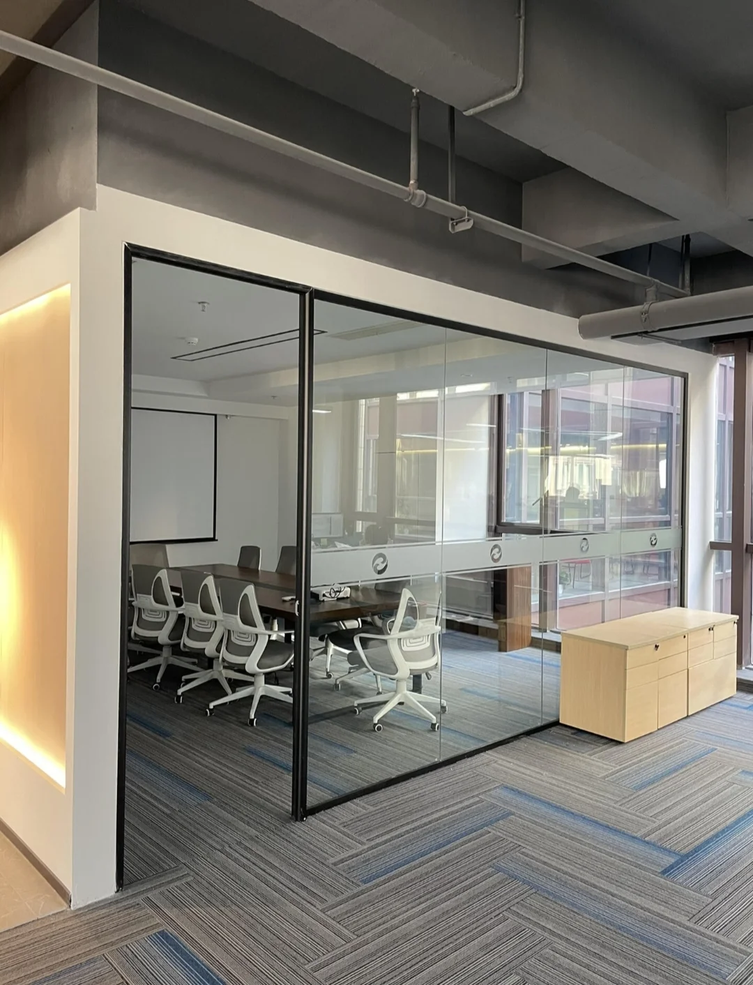 设计师最喜欢的极简风办公室玻璃隔断设计