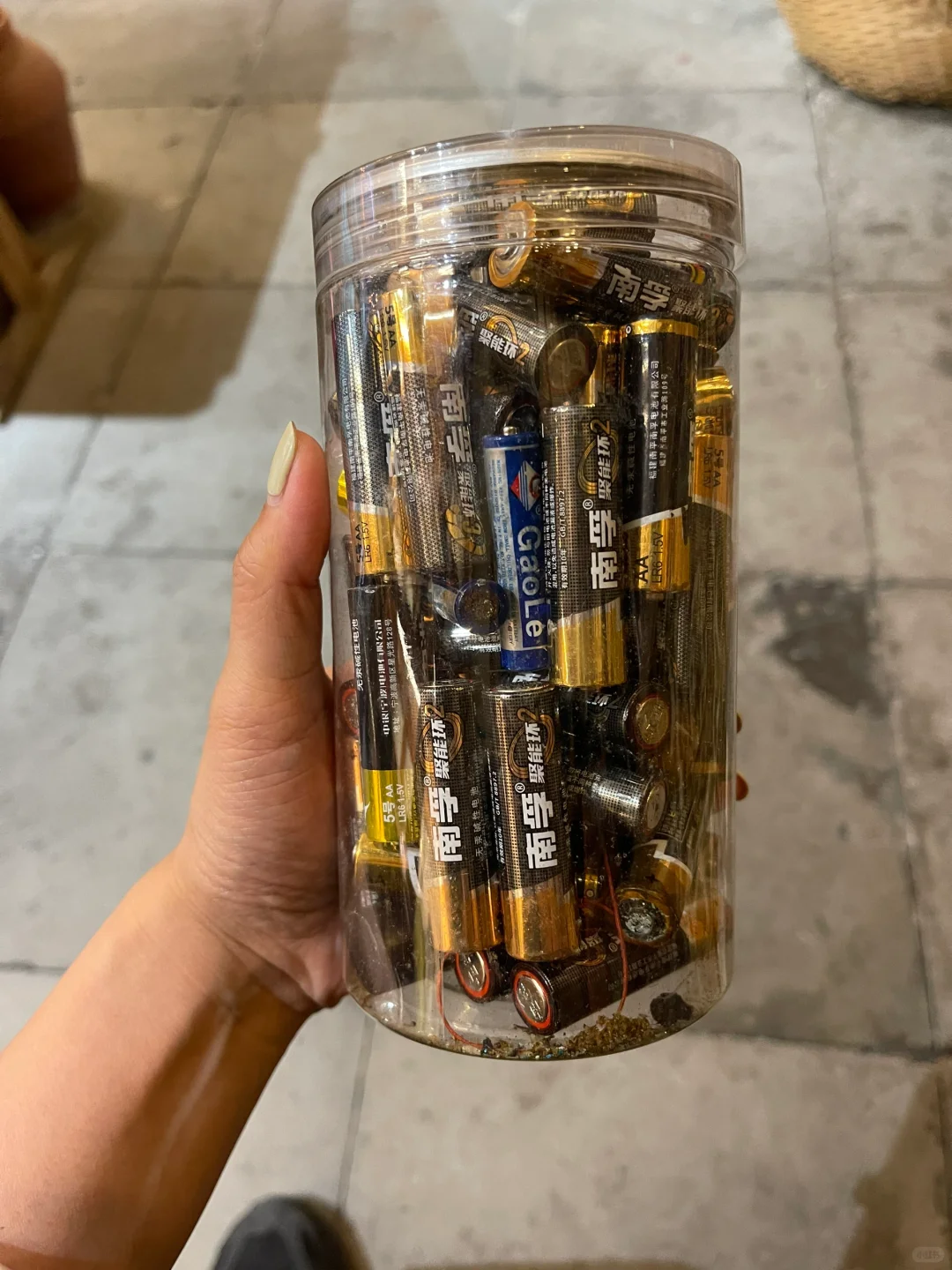 废旧电池没地方丢 乱丢怕污染环境